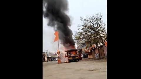 ಬಸ್'ಗೆ ಬೆಂಕಿ ಹಚ್ಚಿರುವುದು.
