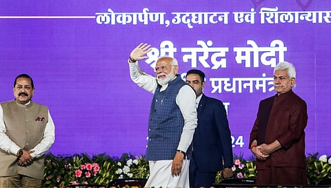 ಜಮ್ಮುವಿನಲ್ಲಿ ಅನೇಕ ಅಭಿವೃದ್ಧಿ ಯೋಜನೆಗಳ ಉದ್ಘಾಟನೆ ಮತ್ತು ಶಂಕುಸ್ಥಾಪನೆ ಸಮಾರಂಭದಲ್ಲಿ ಕೇಂದ್ರ ಸಚಿವ ಜಿತೇಂದ್ರ ಸಿಂಗ್ ಮತ್ತು ಜಮ್ಮು ಮತ್ತು ಕಾಶ್ಮೀರದ ಲೆಫ್ಟಿನೆಂಟ್ ಗವರ್ನರ್ ಮನೋಜ್ ಸಿನ್ಹಾ ಅವರೊಂದಿಗೆ ಪ್ರಧಾನಿ ನರೇಂದ್ರ ಮೋದಿ.