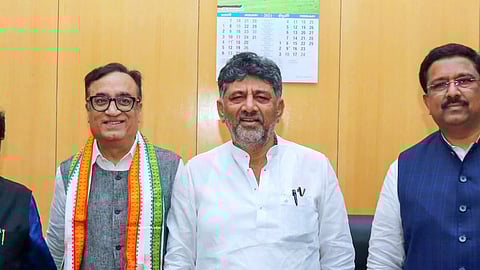 ಕರ್ನಾಟಕದಿಂದ ರಾಜ್ಯಸಭೆಗೆ ಕಾಂಗ್ರೆಸ್ ಅಭ್ಯರ್ಥಿಗಳಾಗಿ ಸ್ಪರ್ಧಿಸುತ್ತಿರುವ ಅಜಯ್ ಮೇಕನ್, ನಾಸಿರ್ ಹುಸೇನ್, ಜಿ.ಸಿ.ಚಂದ್ರಶೇಖರ್ ವಿಧಾನಸೌಧದ ಕಚೇರಿಯಲ್ಲಿ ಡಿ ಕೆ ಶಿವಕುಮಾರ್ ಅವರನ್ನು ಭೇಟಿ ಮಾಡಿದರು.