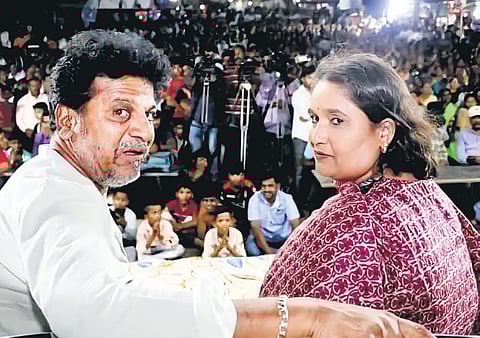 ಬುಧವಾರ ಸಂಜೆ ಶಿವಮೊಗ್ಗ ತಾಲೂಕಿನ ಹಾರನಹಳ್ಳಿಯಲ್ಲಿ ನಟ ಶಿವರಾಜಕುಮಾರ್ ಹಾಗೂ ಅವರ ಪತ್ನಿ ಗೀತಾ ಚುನಾವಣಾ ಪ್ರಚಾರದಲ್ಲಿ ಪಾಲ್ಗೊಂಡಿದ್ದರು.