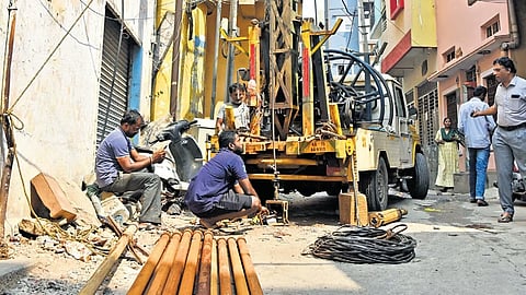 ಕಾಟನ್ಪೇಟೆ ನಿವಾಸಿಗಳು ಮಂಗಳವಾರ ಬೋರ್ವೆಲ್ ಕೊರೆಯುವ ಯಂತ್ರ ಬಳಸಿ ಅಂತರ್ಜಲ ಮಟ್ಟವನ್ನು ಪರಿಶೀಲಿಸಿದರು.