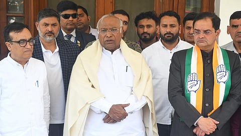 ಎಐಸಿಸಿ ಅಧ್ಯಕ್ಷ ಮಲ್ಲಿಕಾರ್ಜುನ ಖರ್ಗೆ ನಿವಾಸದಲ್ಲಿ ಕಾಂಗ್ರೆಸ್ ಸೇರಿದ ಬ್ರಿಜೇಂದ್ರ ಸಿಂಗ್