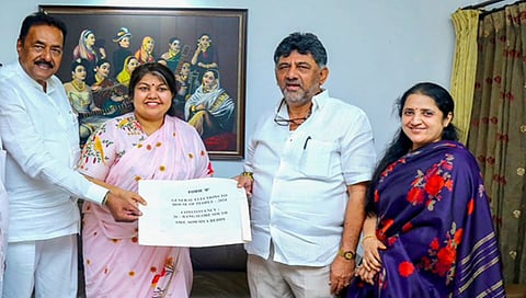 ಸೌಮ್ಯರೆಡ್ಡಿಗೆ ಬಿ-ಫಾರಂ ವಿತರಿಸಿದ ಡಿಕೆಶಿ