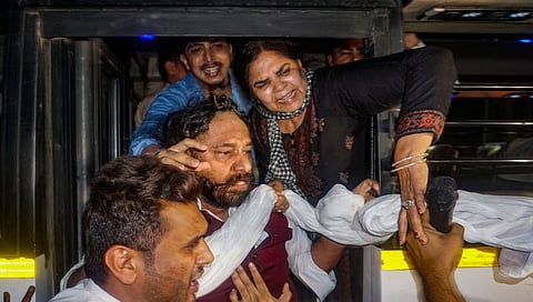 ಅರವಿಂದ ಕೇಜ್ರಿವಾಲ್ ಬಂಧನ ಖಂಡಿಸಿ ಪ್ರತಿಭಟನೆ ನಡೆಸುತ್ತಿದ್ದ ಎಎಪಿ ಶಾಸಕರನ್ನು ಬಂಧಿಸಿದ ಪೊಲೀಸರು