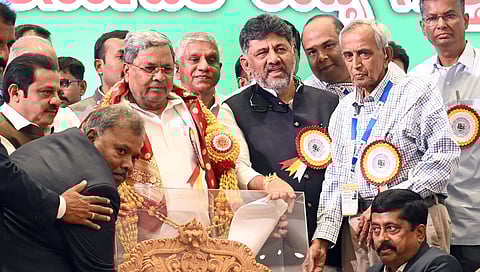 ಗುತ್ತಿಗೆದಾರರ ರಾಜ್ಯ ಮಟ್ಟದ ಸಮಾವೇಶದಲ್ಲಿ ಮುಖ್ಯಮಂತ್ರಿ ಸಿದ್ದರಾಮಯ್ಯ ಭಾಗವಹಿಸಿದ್ದರು.