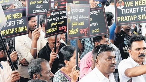 ಮೈಸೂರು-ಕೊಡಗು ಸಂಸದ ಪ್ರತಾಪ್ ಸಿಂಹ ಅವರಿಗೆ ಬಿಜೆಪಿ ಟಿಕೆಟ್ ನೀಡುವಂತೆ ಒತ್ತಾಯಿಸಿ ಮೈಸೂರಿನಲ್ಲಿ ಬೆಂಬಲಿಗರು ಪ್ರತಿಭಟನೆ ನಡೆಸಿದರು.