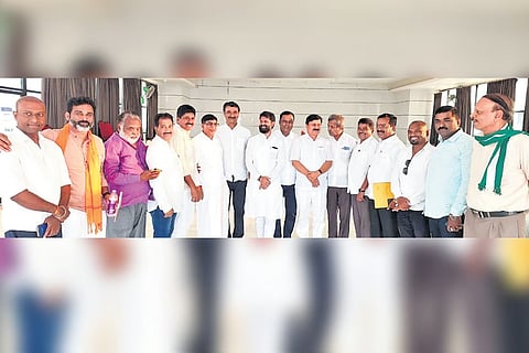 ಚಿಕ್ಕಮಗಳೂರಿನಲ್ಲಿ ಶುಕ್ರವಾರ ನಡೆದ ಸಮನ್ವಯ ಸಮಿತಿ ಸಭೆಯಲ್ಲಿ ಮಾಜಿ ಗೃಹ ಸಚಿವ ಆರಗ ಜ್ಞಾನೇಂದ್ರ ಅವರೊಂದಿಗೆ ಬಿಜೆಪಿ ಮತ್ತು ಜೆಡಿಎಸ್ ಮುಖಂಡರು ಇರುವುದು.