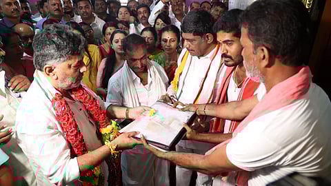 ಲೋಕಸಭೆ ಚುನಾವಣಾ ನಾಮಪತ್ರ ಸಲ್ಲಿಕೆಗೂ ಮುನ್ನ ಕೆಂಕೇರಮ್ಮ ದೇಗುಲದಲ್ಲಿ ಪೂಜೆ ಸಲ್ಲಿಸಿದ ಡಿ ಕೆ ಸೋದರರು