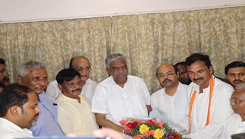 ಕಾಂಗ್ರೆಸ್ ನಾಯಕರಿಂದ ಬಿಜೆಪಿ ಸಂಸದ ಶ್ರೀನಿವಾಸ್ ಪ್ರಸಾದ್ ಭೇಟಿ
