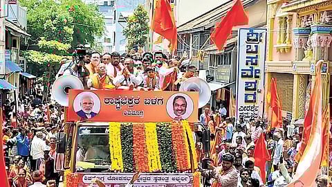ಬೆಂಬಲಿಗರೊಂದಿಗೆ ಮೆರವಣಿಗೆ ಸಾಗಿ ನಾಮಪತ್ರ ಸಲ್ಲಿಸಿದ ಮಾಜಿ ಸಚಿವ ಕೆ ಎಸ್ ಈಶ್ವರಪ್ಪ