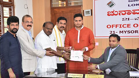 ಮೈಸೂರು-ಕೊಡಗು ಕ್ಷೇತ್ರದ ಬಿಜೆಪಿ ಅಭ್ಯರ್ಥಿ ಯದುವೀರ್ ಕೃಷ್ಣದತ್ತ ಚಾಮರಾಜ ಒಡೆಯರ್ ನಾಮಪತ್ರ ಸಲ್ಲಿಕೆ