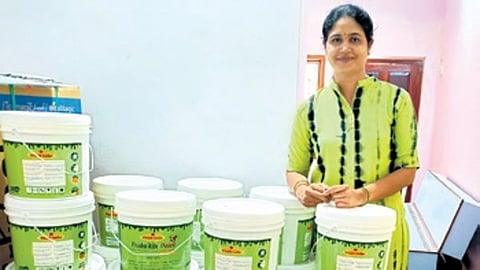 ತಮ್ಮ ಗುಡಿ ಕೈಗಾರಿಕೆಯಲ್ಲಿ ತಯಾರಾದ ಬಣ್ಣದೊಂದಿಗೆ ಅಕ್ಷತಾ