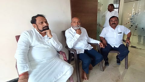 ಕರಡಿ ಸಂಗಣ್ಣ ಮನೆಗೆ ಲಕ್ಷ್ಮಣ ಸವದಿ ಭೇಟಿ