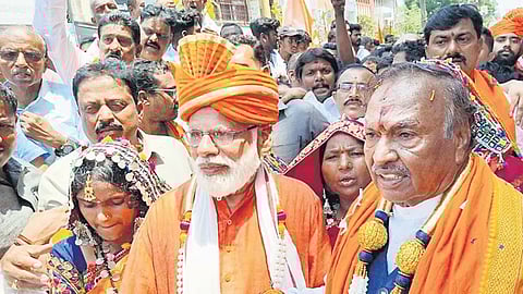 ಶಿವಮೊಗ್ಗ ಲೋಕಸಭಾ ಕ್ಷೇತ್ರದ ಪಕ್ಷೇತರ ಅಭ್ಯರ್ಥಿ ಕೆ.ಎಸ್.ಈಶ್ವರಪ್ಪ ಶುಕ್ರವಾರ ಉಡುಪಿಯ ಸದಾನಂದ ನಾಯಕ್ ಅವರೊಂದಿಗೆ ಆಗಮಿಸಿ ನಾಮಪತ್ರ ಸಲ್ಲಿಸಿದರು.