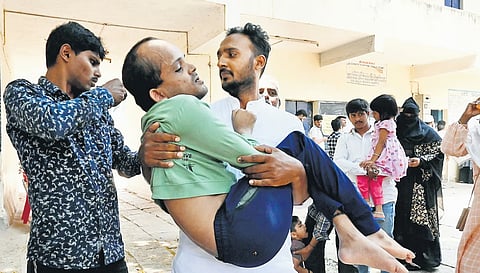 ಕುಟುಂಬಸ್ಥರ ನೆರವೊಂದಿಗೆ ಮತಗಟ್ಟೆಗೆ ಬಂದ ಅಂಗವಿಕಲ ವ್ಯಕ್ತಿ.