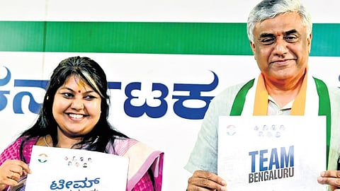 ಬೆಂಗಳೂರು ದಕ್ಷಿಣ ಕ್ಷೇತ್ರದ ಕಾಂಗ್ರೆಸ್ ಅಭ್ಯರ್ಥಿ ಸೌಮ್ಯಾ ರೆಡ್ಡಿ ಮತ್ತು ಉತ್ತರ ಕ್ಷೇತ್ರದ ಅಭ್ಯರ್ಥಿ ರಾಜೀವ್ ಗೌಡ ಅವರು ಬೆಂಗಳೂರಿನಲ್ಲಿ ಪಕ್ಷದ ಪ್ರಣಾಳಿಕೆಯನ್ನು ಬಿಡುಗಡೆ ಮಾಡಿದರು