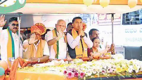 ಬೆಳಗಾವಿಯಲ್ಲಿ ಬುಧವಾರ ನಡೆದ ರೋಡ್ ಶೋನಲ್ಲಿ ಬಿಜೆಪಿ ಅಭ್ಯರ್ಥಿ ಜಗದೀಶ್ ಶೆಟ್ಟರ್, ಬಿಎಸ್ ಯಡಿಯೂರಪ್ಪ, ಗೋವಾ ಸಿಎಂ ಪ್ರಮೋದ್ ಸಾವಂತ್, ಮಾಜಿ ಸಚಿವ ಬಾಲಚಂದ್ರ ಜಾರಕಿಹೊಳಿ, ಹಾಲಿ ಸಂಸದೆ ಮಂಗಳಾ ಅಂಗಡಿ, ಶಾಸಕ ಅಭಯ ಪಾಟೀಲ ಇದ್ದರು.