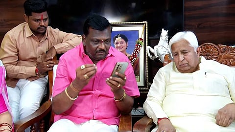 ಸಿಎಂ ಸಿದ್ದರಾಮಯ್ಯ ಅವರೊಂದಿಗೆ ಮೊಬೈಲ್ ಮೂಲಕ ಮಾತನಾಡಿದ ನಿರಂಜನ ಹಿರೇಮಠ