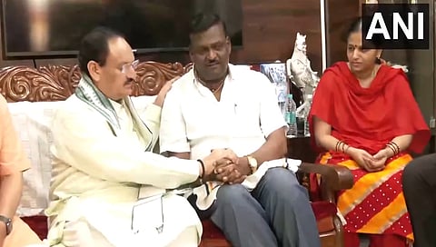 ನಿರಂಜನ್ ಹಿರೇಮಠ್ ಅವರಿಗೆ ಸಾಂತ್ವನ ಹೇಳಿದ ಜೆಪಿ ನಡ್ಡಾ