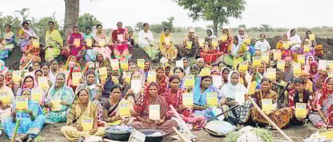 ಉದ್ಯೋಗ ಖಾತ್ರಿ ಕಾರ್ಡ್ ಜೊತೆಗೆ ಗದಗದ ಮಹಿಳೆಯರು.