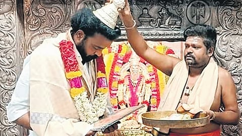 ಬಳ್ಳಾರಿ ಲೋಕಸಭಾ ಕ್ಷೇತ್ರದ ಬಿಜೆಪಿ ಅಭ್ಯರ್ಥಿ ಬಿ ಶ್ರೀರಾಮುಲು ಅವರಿಗೆ ದೇವಸ್ಥಾನದ ಅರ್ಚಕರೊಬ್ಬರು ಆಶೀರ್ವದಿಸುತ್ತಿರುವುದು.