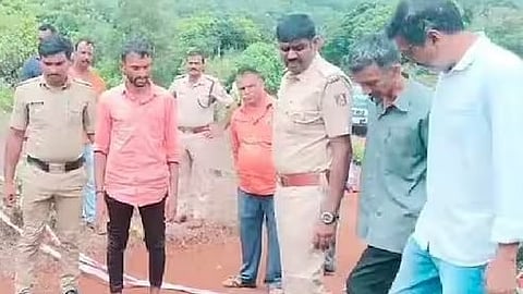 ಆರೋಪಿ ಪ್ರಕಾಶ್ ನನ್ನು ಸ್ಥಳ ಮಹಜರಿಗೆ ಕರೆತಂದಿರುವುದು