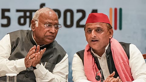 ಕಾಂಗ್ರೆಸ್ ಅಧ್ಯಕ್ಷ ಮಲ್ಲಿಕಾರ್ಜುನ ಖರ್ಗೆ ಮತ್ತು ಸಮಾಜವಾದಿ ಪಕ್ಷದ ಅಧ್ಯಕ್ಷ ಅಖಿಲೇಶ್ ಯಾದವ್ ಅವರು ಲಕ್ನೋದಲ್ಲಿ ಜಂಟಿ ಸುದ್ದಿಗೋಷ್ಠಿಯಲ್ಲಿ ಮಾತನಾಡಿದರು.