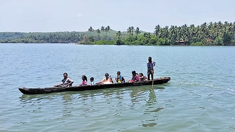 ಮತದಾನ ಕೇಂದ್ರಕ್ಕೆ ತೆರಳಲು ದೋಣಿ ಮೂಲಕ ಗಂಗವಳ್ಳಿ ನದಿಯನ್ನು ದಾಟುತ್ತಿರುವ ಗ್ರಾಮಸ್ಥರು.