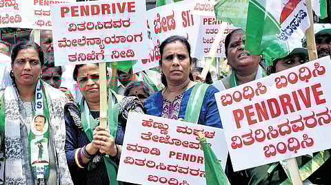 ಜೆಡಿಎಸ್ ಮಹಿಳಾ ಕಾರ್ಯಕರ್ತರು ಬುಧವಾರ ಮೈಸೂರಿನ ಡಿಸಿ ಕಚೇರಿಯಲ್ಲಿ ಉಪಮುಖ್ಯಮಂತ್ರಿ ಡಿಕೆ ಶಿವಕುಮಾರ್ ವಿರುದ್ಧ ಭಿತ್ತಿಪತ್ರಗಳನ್ನು ಹಿಡಿದು ಪ್ರತಿಭಟನಾ ರ್ಯಾಲಿ ನಡೆಸಿದರು.