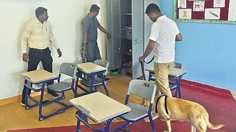 ಪೊಲೀಸರು ತಪಾಸಣೆ ನಡೆಸುತ್ತಿರುವುದು.