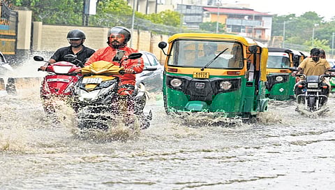 ಬೆಂಗಳೂರಿನಲ್ಲಿ ಭಾನುವಾರ ಸುರಿದ ಮಳೆಗೆ ರಸ್ತೆಗಳು ಜಲಾವೃತ