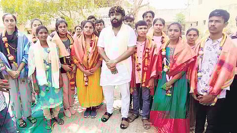 ಪರಿಶ್ರಮ ನೀಟ್ ಅಕಾಡೆಮಿ ಮಕ್ಕಳೊಂದಿಗೆ ಶಾಸಕ ಪ್ರದೀಪ್ ಈಶ್ವರ್