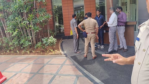 ಹೋಟೆಲ್ ನಲ್ಲಿ ಪರಿಶೀಲನೆ ನಡೆಸುತ್ತಿರುವ ಪೊಲೀಸರು.