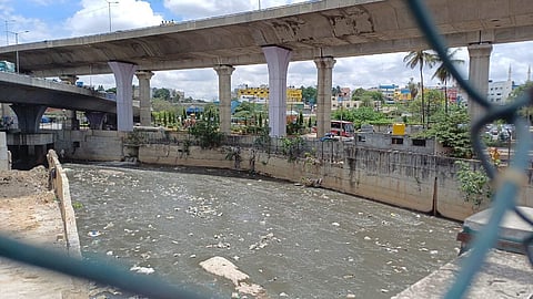 ಬೆಂಗಳೂರಿನ ರಾಜಕಾಲುವೆಯೊಂದರಲ್ಲಿ ಚರಂಡಿ ನೀರು ಹರಿಯುತ್ತಿರುವುದು