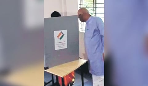 ಮತದಾನ ಗೌಪ್ಯತೆ ಕಾಪಾಡದೆ ನಿಯಮ ಉಲ್ಲಂಘನೆ: ದಾವಣಗೆರೆ ಬಿಜೆಪಿ ಸಂಸದ ಡಾ. ಜಿ.ಎಂ.ಸಿದ್ದೇಶ್ವರ ವಿರುದ್ಧ FIR ದಾಖಲು!