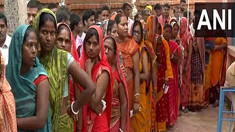 ಮತದಾನಕ್ಕೆ ಸರತಿ ಸಾಲಿನಲ್ಲಿ ನಿಂತಿರುವ ಜನತೆ.