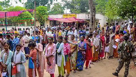ಲೋಕಸಭೆ ಚುನಾವಣೆಯ ನಾಲ್ಕನೇ ಹಂತದಲ್ಲಿ ಕುಂತಿ ಜಿಲ್ಲೆಯಲ್ಲಿ ಮತದಾನ ಮಾಡಲು ಜನರು ಸರತಿ ಸಾಲಿನಲ್ಲಿ ನಿಂತಿರುವುದು.