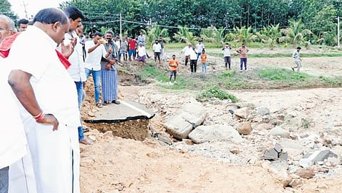 ಮಳೆಯಿಂದ ಹಾನಿಗೊಳಗಾದ ಪ್ರದೇಶಕ್ಕೆ HDK ಭೇಟಿ