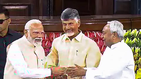 ಬಿಜೆಪಿಯ ಹಿರಿಯ ನಾಯಕ ನರೇಂದ್ರ ಮೋದಿ ಅವರು ಟಿಡಿಪಿ ಮುಖ್ಯಸ್ಥ ಎನ್. ಚಂದ್ರಬಾಬು ನಾಯ್ಡು ಮತ್ತು ಬಿಹಾರ ಸಿಎಂ ಮತ್ತು ಜೆಡಿಯು ನಾಯಕ ನಿತೀಶ್ ಕುಮಾರ್ ಅವರೊಂದಿಗೆ ಎನ್ಡಿಎ ಸಂಸದೀಯ ಪಕ್ಷದ ಸಭೆಯಲ್ಲಿ