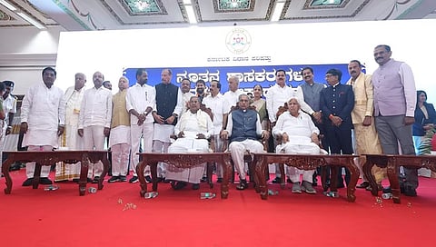ಪ್ರಮಾಣ ವಚನ ಸ್ವೀಕಾರ ಸಮಾರಂಭದಲ್ಲಿ ಸಿಎಂ ಸಿದ್ದರಾಮಯ್ಯ ಮತ್ತಿತರರು