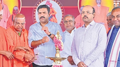 ಮೈಸೂರಿನಲ್ಲಿ ನಡೆದ ಕಾರ್ಯಕ್ರಮದಲ್ಲಿ ಒಂದೇ ವೇದಿಕೆಯಲ್ಲಿ ಕಾಣಿಸಿಕೊಂಡ ಬಿಜೆಪಿ ರಾಜ್ಯಾಧ್ಯಕ್ಷ ಬಿ.ವೈ.ವಿಜಯೇಂದ್ರ ಹಾಗೂ ಸಿದ್ದರಾಮಯ್ಯ ಪುತ್ರ ಯತೀಂದ್ರ ಸಿದ್ದರಾಮಯ್ಯ.