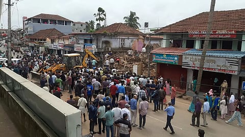 Building collapses in Gonikoppal