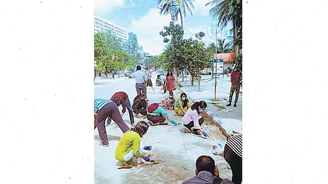 ಸ್ವಚ್ಛತಾ ಕಾರ್ಯ ನಡೆಸುತ್ತಿರುವ ಸ್ಥಳೀಯ ನಿವಾಸಿಗಳು.