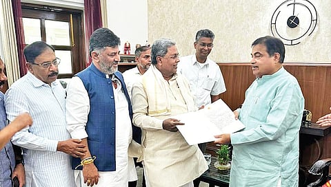 ಗಡ್ಕರಿ ಭೇಟಿ ಮಾಡಿದ ಸಿಎಂ ಸಿದ್ದರಾಮಯ್ಯ