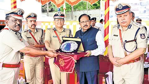 ಗೃಹ ಸಚಿವ ಡಾ ಜಿ ಪರಮೇಶ್ವರ ಅವರು ಮಂಗಳವಾರ ಬೆಂಗಳೂರಿನಲ್ಲಿ ಕರ್ನಾಟಕ ಅಗ್ನಿಶಾಮಕ ಮತ್ತು ತುರ್ತು ಸೇವೆಗಳ ಇಲಾಖೆಯ ನಿರ್ದೇಶಕ ಶಿವಶಂಕರ್ ಅವರನ್ನು ಸನ್ಮಾನಿಸಿದರು.