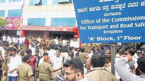 ಬೆಂಗಳೂರಿನ ಸಾರಿಗೆ ಮತ್ತು ರಸ್ತೆ ಸುರಕ್ಷತೆ ಆಯುಕ್ತರ ಕಚೇರಿ ಎದುರು ಖಾಸಗಿ ಸಾರಿಗೆ ಸಂಸ್ಥೆಗಳ ಸದಸ್ಯರು ಗುರುವಾರ ಪ್ರತಿಭಟನೆ ನಡೆಸಿದರು.