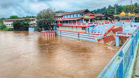 ಶೃಂಗೇರಿಯ ಶ್ರೀ ಶಾರದಾಂಬಾ ದೇವಸ್ಥಾನದ ಬಳಿಯ ಸ್ನಾನಘಟ್ಟದಲ್ಲಿ ತುಂಗಾ ನದಿ ಅಪಾಯದ ಮಟ್ಟ ಮೀರಿ ಹರಿಯುತ್ತಿದೆ.