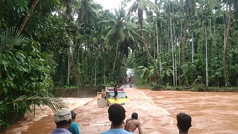 ಮಳೆಗೆ ಹೊಳೆ ನದಿಯಂತಾಗಿ ತುಂಬಿ ತುಳುಕುತ್ತಿರುವುದು(ಸಂಗ್ರಹ ಚಿತ್ರ)
