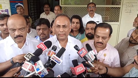 ದಿನೇಶ್ ಗುಂಡೂರಾವ್ ಸಾಂದರ್ಭಿಕ ಚಿತ್ರ