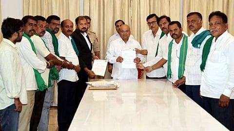 ರಾಜ್ಯಪಾಲರಿಗೆ ಮನವಿ ಪತ್ರ ಸಲ್ಲಿಸಿದ ರೈತರ ನಿಯೋಗ.